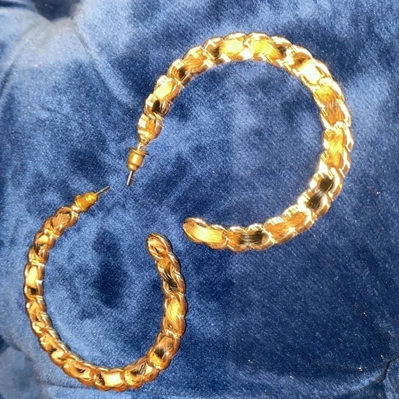 Stunning gold tone twisted  chic fashion hoop earrings - Picture 9 of 9